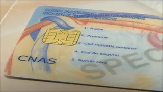 Un card de plastic cu un cip metalic, textul CNAS și câmpuri pentru nume, prenume, cod numeric personal, cod de asigurat și număr card.