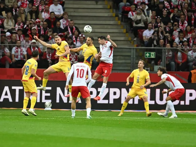 Câțiva jucători de fotbal în echipamente galbene și albi cu roșu se află pe un teren de fotbal verde în fața unor tribune cu spectatori.