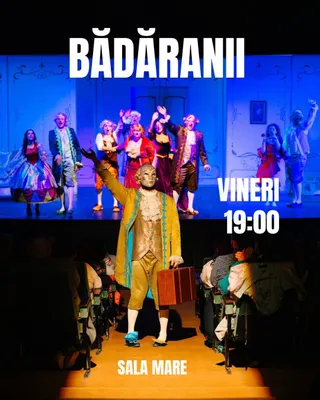 Oamenii poartă haine colorate de epocă pe o scenă de teatru sub lumini albastre, în timp ce un bărbat cu o valiză stă în prim-plan.