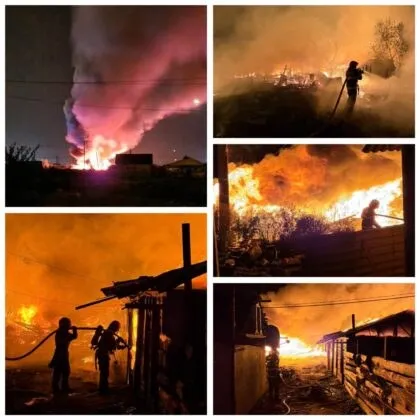 Cinci fotografii surprind siluete de pompieri intervenind cu furtunuri în fața flăcărilor și fumului dens într-un decor nocturn.