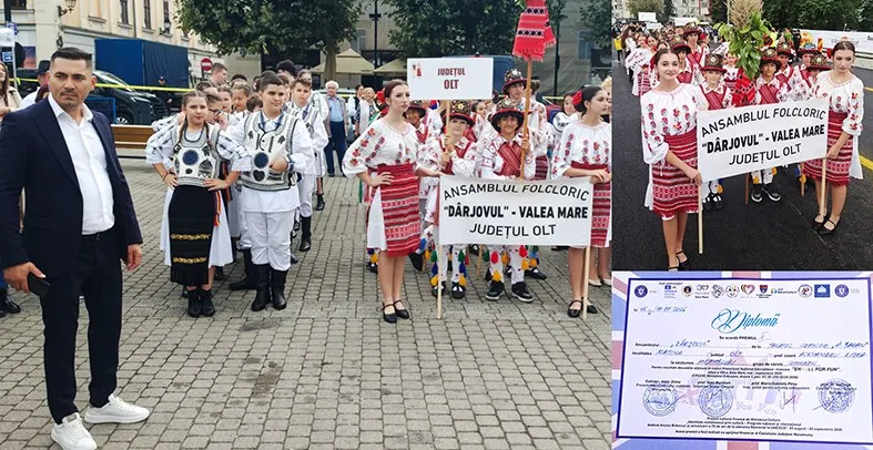 Un grup de persoane poartă costume populare tradiționale și ține panouri informative pe o stradă pavată lângă un bărbat într-un costum formal.