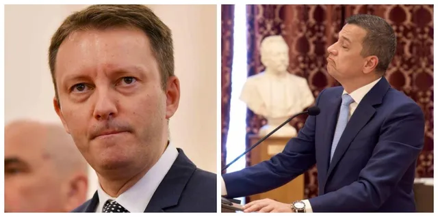 Un bărbat cu părul scurt și costum încadrează planul din față, în timp ce un alt bărbat în costum stă în fața unui microfon.