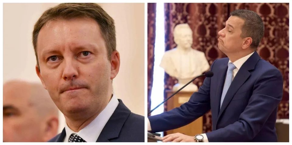 Două imagini de tip colaj prezintă un bărbat cu păr scurt și costum în prim-plan și un alt bărbat în costum albastru vorbind la un microfon.