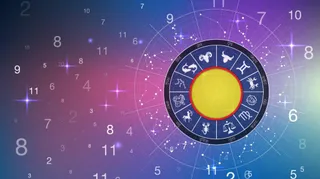 O ilustrație grafică cu un cerc zodiacal central, un so galben și fundal cosmic cu numere și stele strălucitoare.