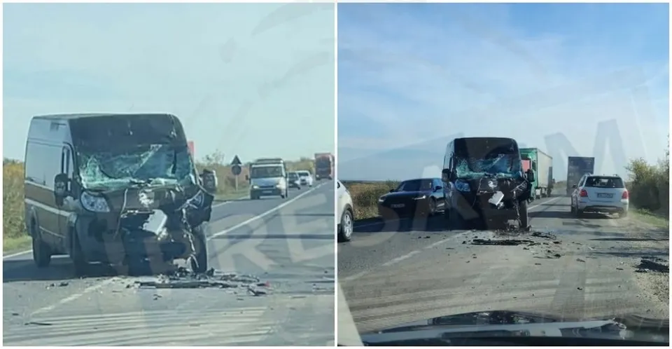Două fotografii arată un microbuz negru cu partea frontală distrusă și resturi de sticlă pe drumul asfaltat, lângă alte vehicule parcate.