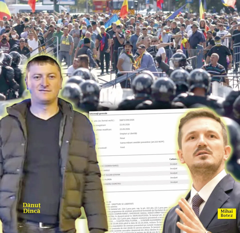 Un bărbat cu o jachetă neagră și un bărbat cu o cămașă albă și sacou stau în prim-plan în fața unei mulțimi de oameni și a unor polițiști.