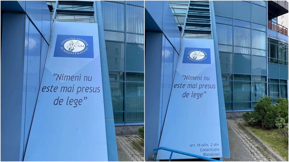 Un panou albastru pe o clădire prezintă textul scris cu litere negre și un logo în partea de sus.