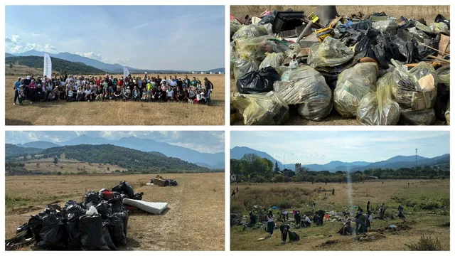 Un grup mare de oameni stă întrupat într-un câmp deschis, lângă saci de gunoi negri și saci de plastic plini, sub un cer senin.