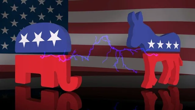 O ilustrație cu un elefant roșu și un măgar albastru separați de fulgere, pe un fundal cu steagul Statelor Unite ale Americii.