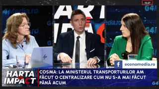 Trei persoane stau la o masă într-un studio de televiziune, fiind vizibile un laptop, un pahar cu apă și un microfon.