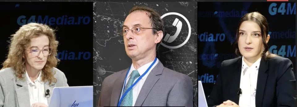 Un bărbat cu ochelari și cravată deschisă stă în centru între două femei în fața unor panouri cu textul G4Media.ro.