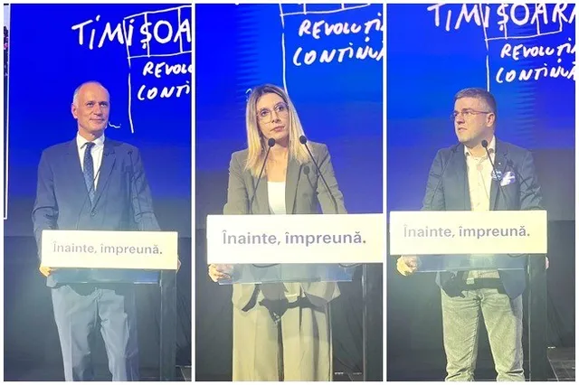 Trei persoane stau în spatele unor podiumuri albe cu text pe un fundal albastru cu inscripții albe.