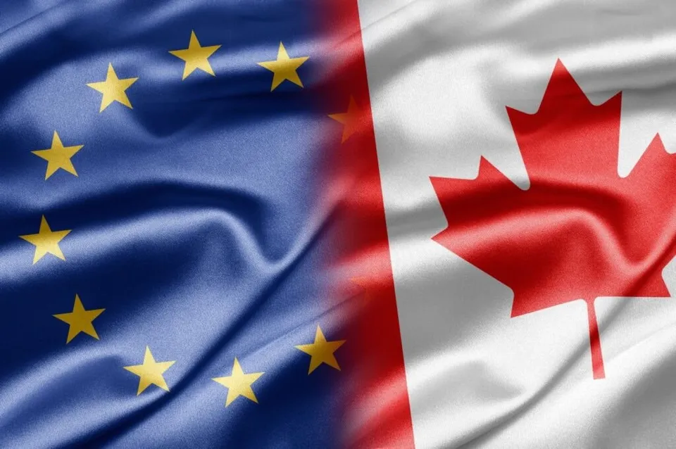 O imagine compusă prezintă drapelul Uniunii Europene cu stele galbene pe fundal albastru și drapelul Canadei cu o frunză de arțar roșie pe fundal alb.