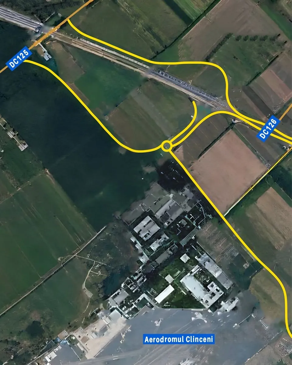 O vedere aeriană a unor câmpuri agricole, a unor clădiri și a unor drumuri marcate cu linii galbene și etichete albastre.