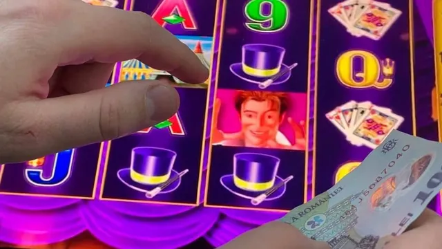 O mână ține o bancnotă românească în fața unui ecran de slot machine care afișează simboluri de jocuri de noroc și cărți de joc.