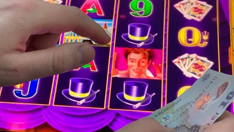 O mână ține o bancnotă românească în fața unui ecran de slot machine care afișează simboluri de jocuri de noroc și cărți de joc.