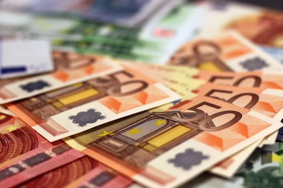 Bancnote euro de valori diferite, așezate suprapus pe o suprafață.