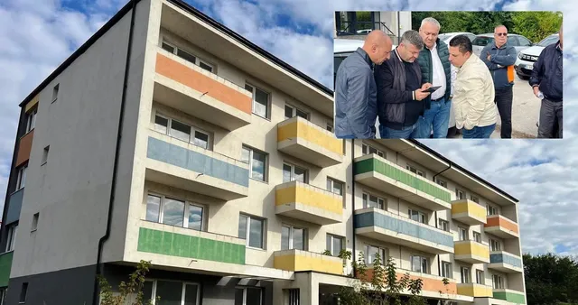 Un grup de cinci bărbați stă împreună în exterior, în timp ce un apartament cu balcoane colorate este vizibil în fundalul imaginii principale.