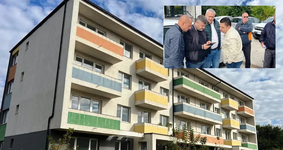 Un grup de cinci bărbați stă împreună în exterior, în timp ce un apartament cu balcoane colorate este vizibil în fundalul imaginii principale.