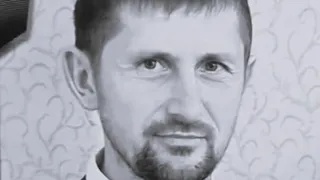 Un portret de tip bust al unui bărbat cu barbă și mustață, prezentat într-o nuanță de gri pe un fundal cu modele curbe.