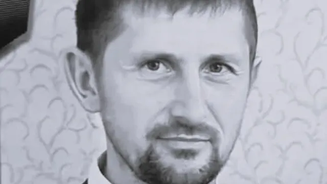 Un portret de tip bust al unui bărbat cu barbă și mustață, prezentat într-o nuanță de gri pe un fundal cu modele curbe.