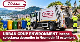 Un camion de colectare a deșeurilor este parcat lângă mai multe containere colorate, în timp ce doi bărbați în haine de lucru galben-verzui stau lângă vehicul.