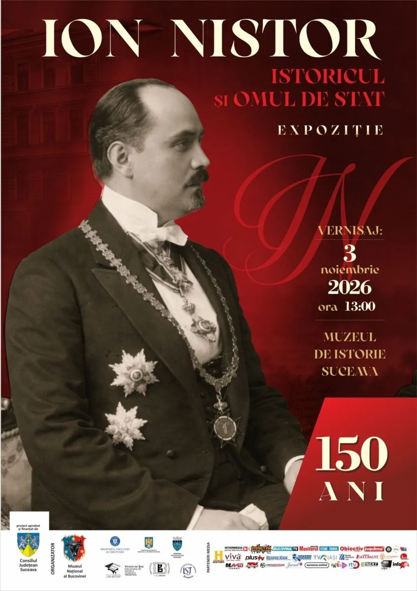 Un bărbat cu mustață, purtând frac și medalii, este prezentat într-un portret pe un fundal roșu cu text și diverse logouri în partea de jos.