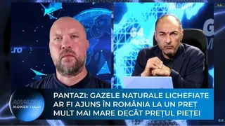 Un bărbat cu barbă și un bărbat cu părul scurt stau în fața unor ecrane albastre cu hărți digitale și text grafic.