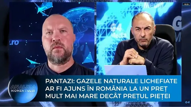 Un bărbat cu barbă și un bărbat cu părul scurt stau în fața unor ecrane albastre cu hărți digitale și text grafic.
