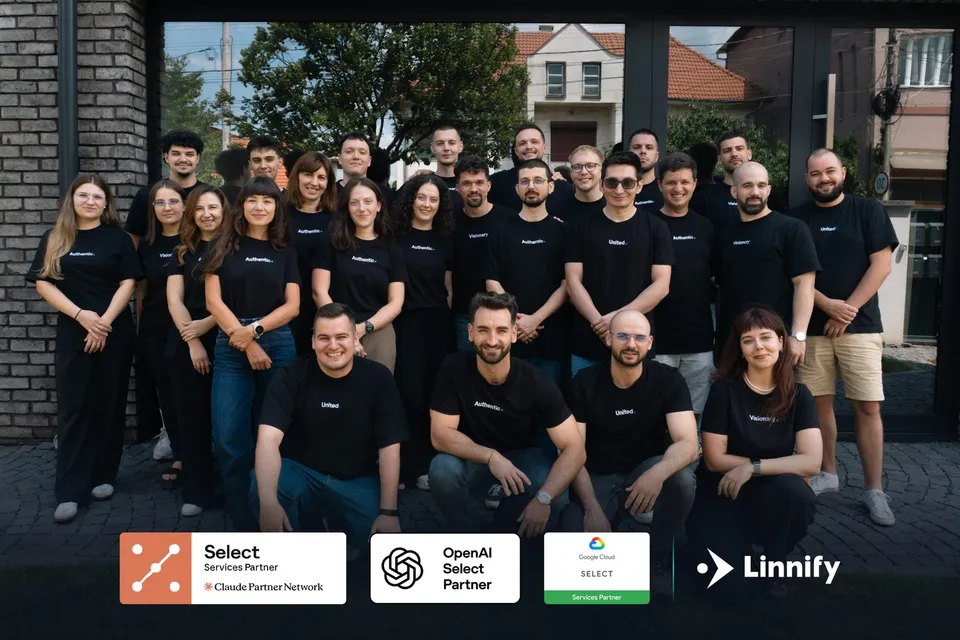 Un grup de oameni stă în poziții variate în fața unei clădiri, purtând haine negre, sub un grafic informativ de la baza imaginii.
