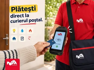 O persoană ține un card bancar în fața unui dispozitiv de plată portabil deținut de un angajat îmbrăcat în tricou roșu.