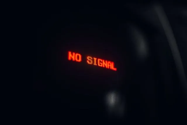 A red digital display shows the text "NO SIGNAL" glowing in the dark.