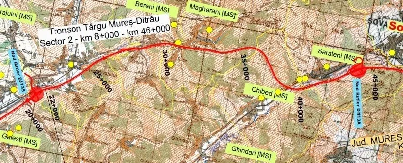 O hartă topografică prezintă un traseu marcat cu o linie roșie continuă și puncte de kilometraj pe un fundal de relief și vegetație.