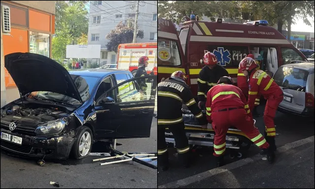 Patru persoane în uniforme de salvatori transportă o targă pe o stradă lângă o ambulanță și o mașină neagră cu capota deschisă.