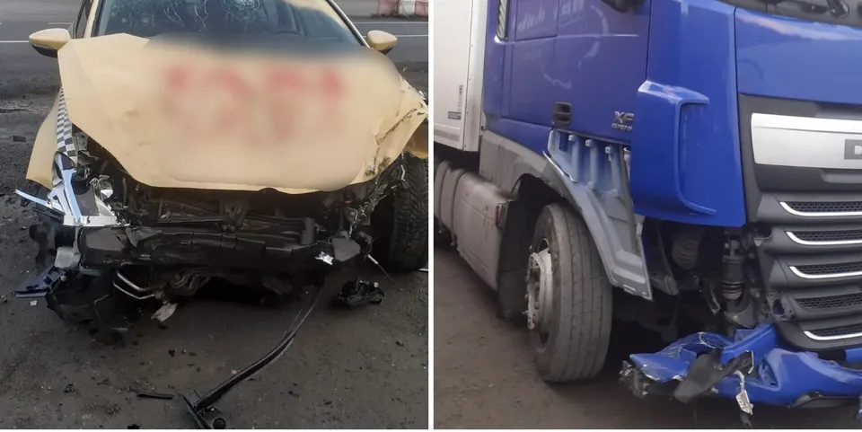 Două fotografii suprapuse prezintă partea frontală zdrobită a unei mașini de culoare deschisă și partea laterală a unui camion albastru cu roata din față expusă.