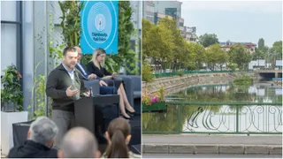 Imagine compusă cu un grup de persoane așezate lângă un panou albastru și un canal de apă cu vegetație și un pod în fundal.