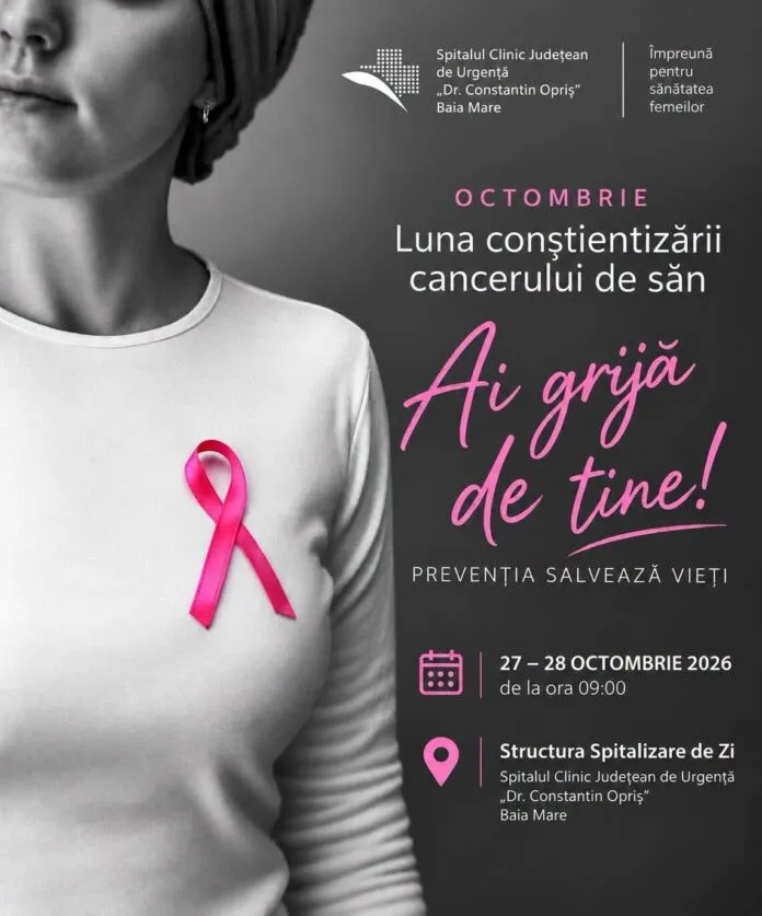 O femeie poartă un tricou alb cu un nasture roz atașat pe piept, pe un fundal negru cu text scris în alb și roz.