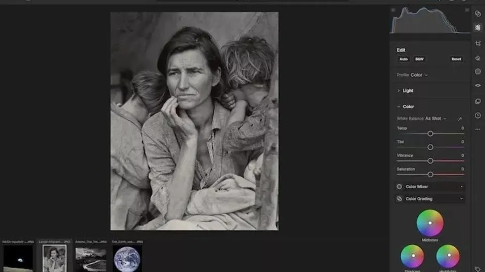 O interfață de editare foto afișează o imagine alb-negru cu o femeie și trei copii în fundalul unui meniu de setări digitale.