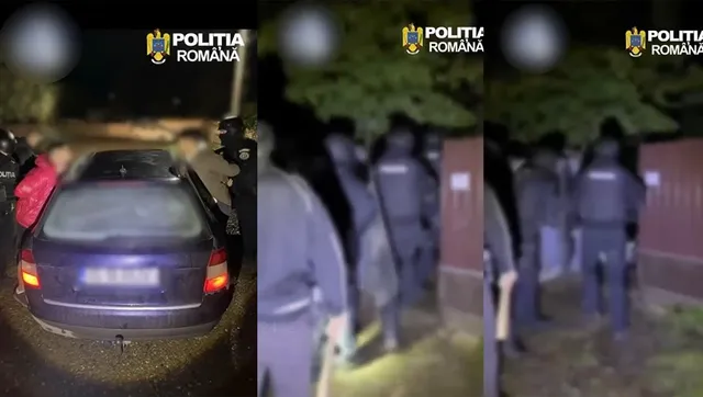 O mașină închisă la culoare este parcată pe un drum, în timp ce mai mulți oameni în uniformă stau în apropiere pe timp de noapte.