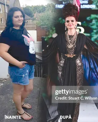 O femeie poartă un tricou negru și pantaloni scurți de blugi, în timp ce o altă femeie poartă o rochie neagră cu accesorii aurii și pelerină.