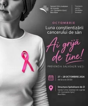 O femeie cu părul scurt și un tricou alb poartă un nasture roz pe piept, pe un fundal gri cu text scris în alb și roz.
