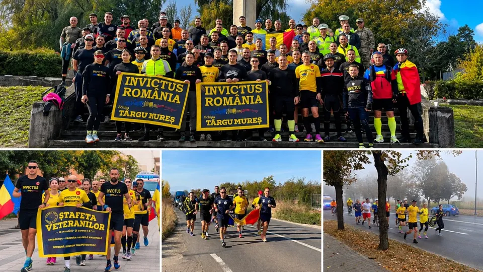 Un grup mare de oameni în haine sportive colorate stă poziționat în rânduri pe o treaptă de piatră în fața unui monument.