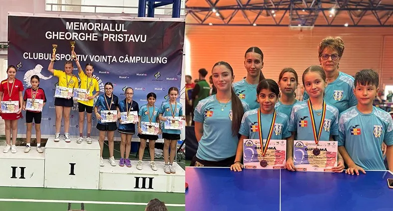 Un grup de copii stă în rând, purtând tricouri albastre și medalii cu panglici colorate, ținând diplome în fața unui banner de competiție.