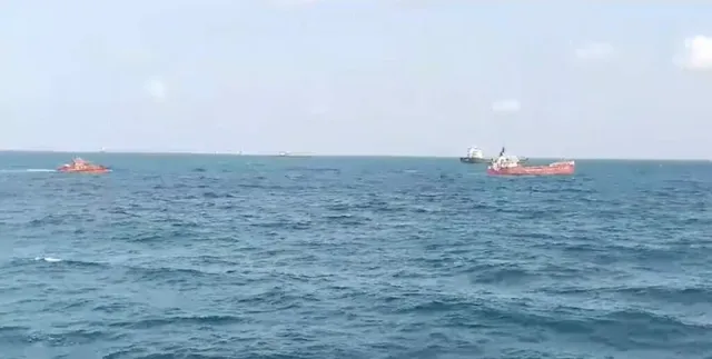 Trei nave mici navighează pe o suprafață de apă de culoare albastru-închis sub un cer deschis și luminos.