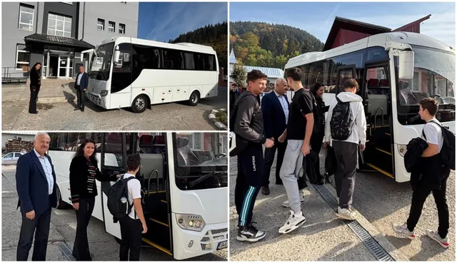 Un grup de persoane stă lângă un autobuz alb parcat pe o stradă cu copaci în fundal.