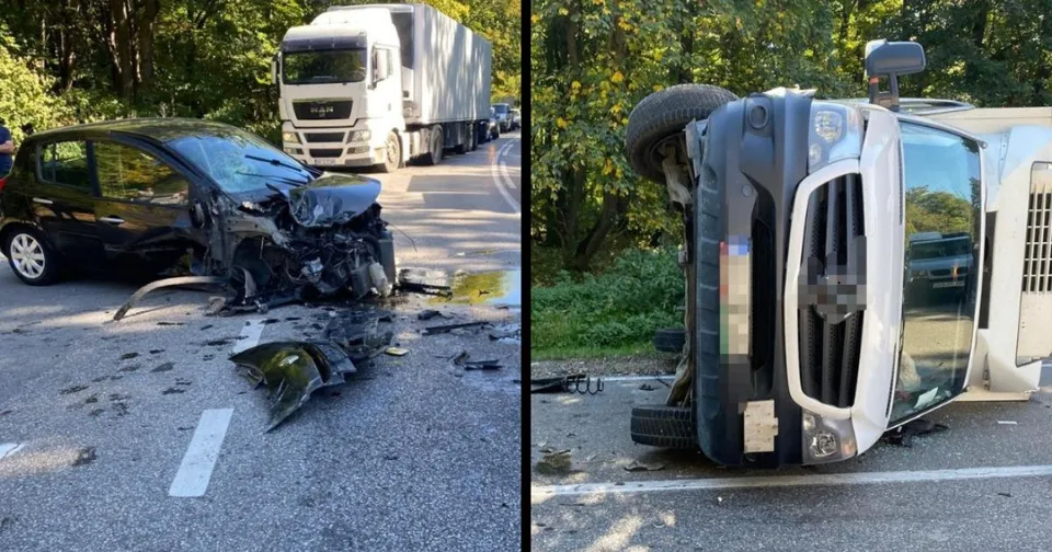 Două fotografii suprapuse arată o mașină neagră cu partea frontală distrusă pe un drum și un camion alb răsturnat pe o parte.