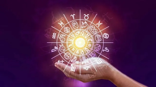 O mână întinsă susține un simbol circular strălucitor cu diverse embleme astrologice pe un fundal violet.