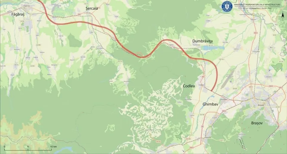 Hartă cu un traseu roșu sinuos între localități marcate, străbătând zone verzi, deluroase și urbane.