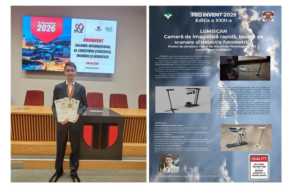 Un bărbat într-un costum întunecat stă în picioare ținând diplome și poartă o medalie, lângă un panou informativ și un podium negru.