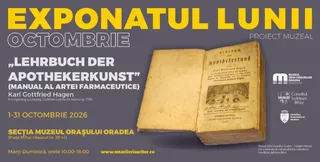 O carte veche deschisă cu text și o ilustrație pe pagina din dreapta este prezentată pe un fundal albastru cu text galben și alb.